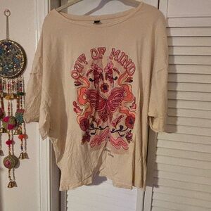 Cream and pink graphic tee with butterfly design #boho #festival